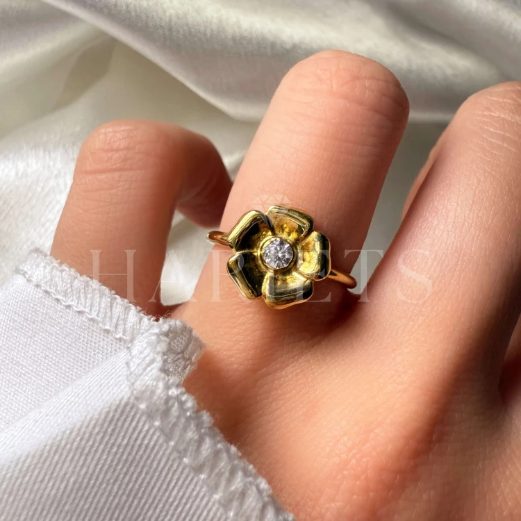 bague-de-fiancailles-nova-moissanite-0-1ct-taille-brillant-au-doigt-gros-plan-or-jaune-lotus-hariets.jpg