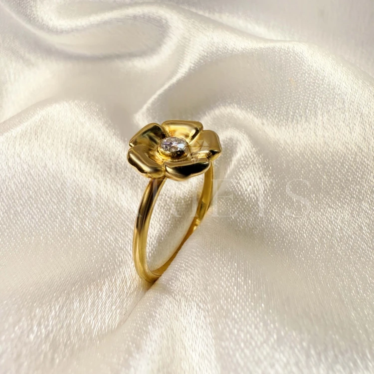 bague-de-fiancailles-nova-moissanite-0-1ct-taille-brillant-gros-plan-profil-or-jaune-lotus-hariets.jpg