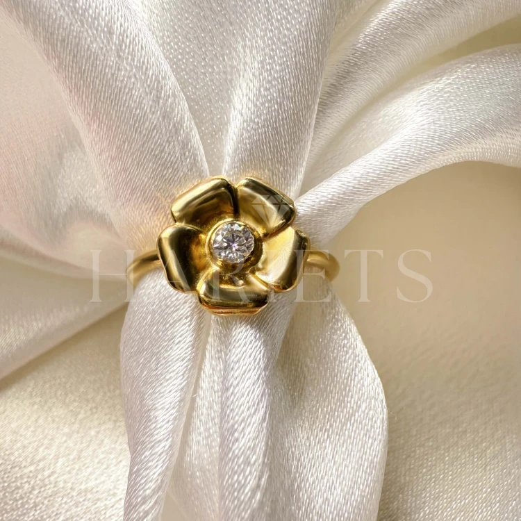 bague-de-fiancailles-nova-moissanite-0-1ct-taille-brillant-gros-plan-or-jaune-lotus-hariets.jpg