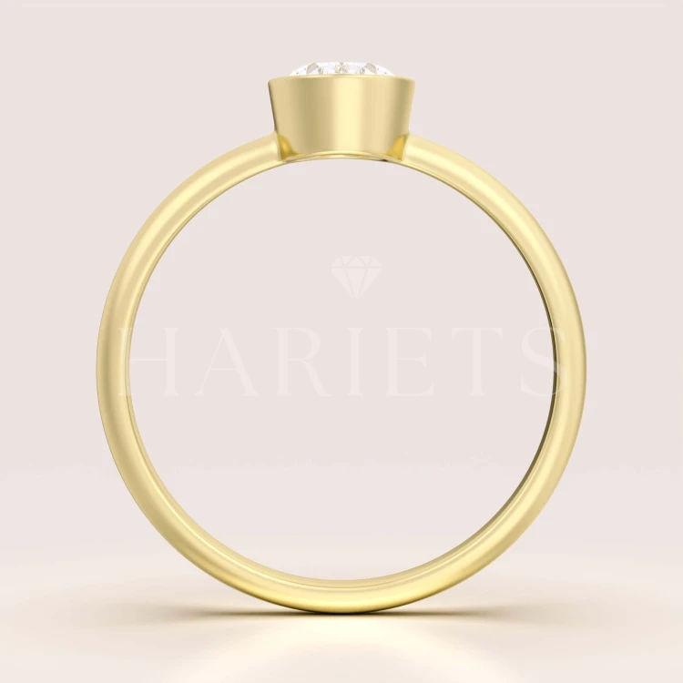 bague-de-fiancailles-bezel-moissanite-0-5ct-taille-ovale-face-or-jaune-pure-hariets.jpg