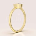bague-de-fiancailles-bezel-moissanite-0-5ct-taille-ovale-profil-or-jaune-pure-hariets.jpg