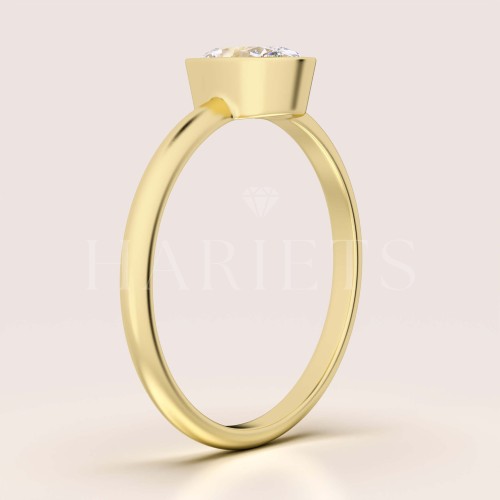 bague-de-fiancailles-bezel-moissanite-0-5ct-taille-ovale-profil-or-jaune-pure-hariets.jpg