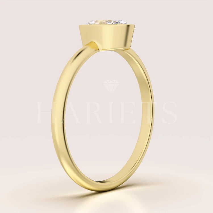 bague-de-fiancailles-bezel-moissanite-0-5ct-taille-ovale-profil-or-jaune-pure-hariets.jpg