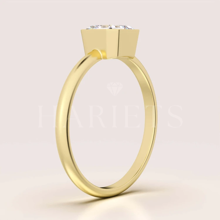 bague-de-fiancailles-bezel-moissanite-1ct-taille-asscher-profil-or-jaune-ray-hariets.jpg