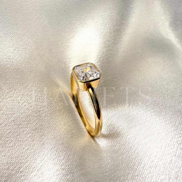 bague-de-fiancailles-bezel-moissanite-1ct-taille-asscher-gros-plan-profil-or-jaune-ray-hariets.jpg