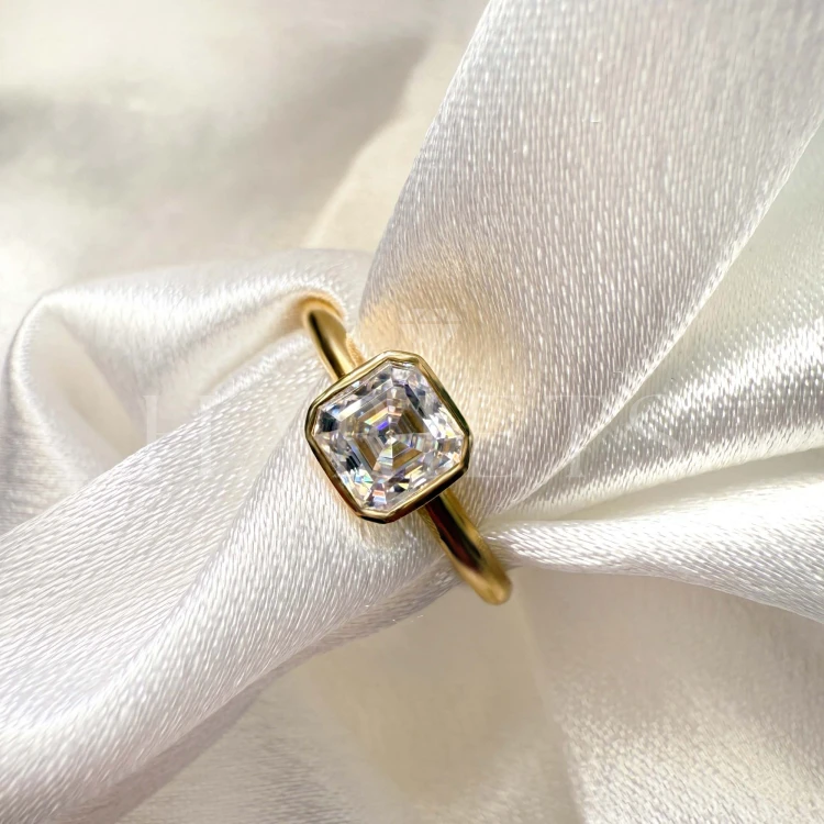 bague-de-fiancailles-bezel-moissanite-1ct-taille-asscher-gros-plan-or-jaune-ray-hariets.jpg