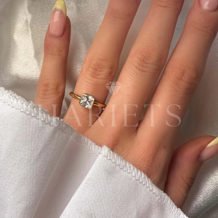 bague-de-fiancailles-bezel-moissanite-1ct-taille-asscher-au-doigt-or-jaune-ray-hariets.jpg