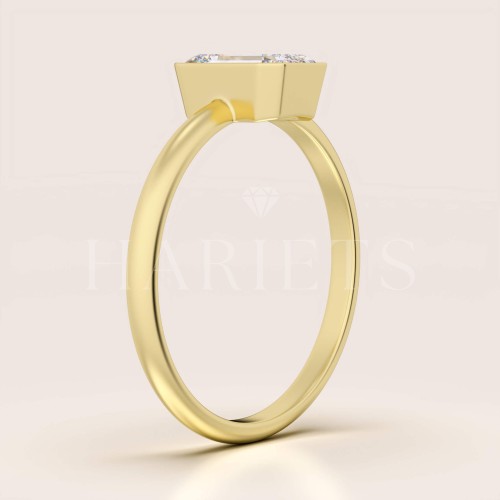 bague-de-fiancailles-bezel-moissanite-1ct-taille-emeraude-profil-or-jaune-stellar-hariets.jpg