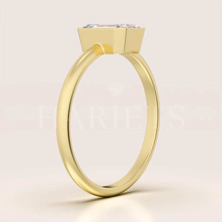bague-de-fiancailles-bezel-moissanite-1ct-taille-emeraude-profil-or-jaune-stellar-hariets.jpg