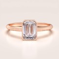 bague-de-fiancailles-bezel-moissanite-1ct-taille-emeraude-or-rose-stellar-hariets.jpg