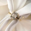bague-de-fiancailles-bezel-moissanite-1ct-taille-emeraude-gros-plan-or-jaune-stellar-hariets.jpg