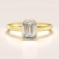 bague-de-fiancailles-bezel-moissanite-1ct-taille-emeraude-or-jaune-stellar-hariets.jpg