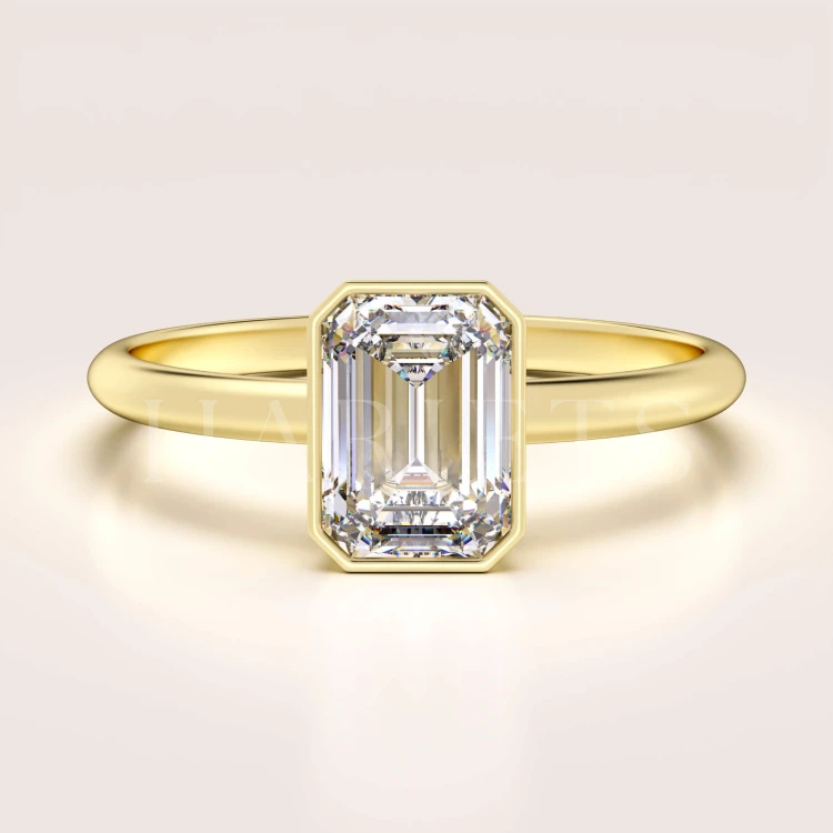 bague-de-fiancailles-bezel-moissanite-1ct-taille-emeraude-or-jaune-stellar-hariets.jpg