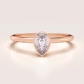 bague-de-fiancailles-bezel-moissanite-0-5ct-taille-poire-or-rose-drop-hariets.jpg