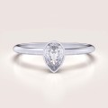bague-de-fiancailles-bezel-moissanite-0-5ct-taille-poire-or-blanc-drop-hariets.jpg