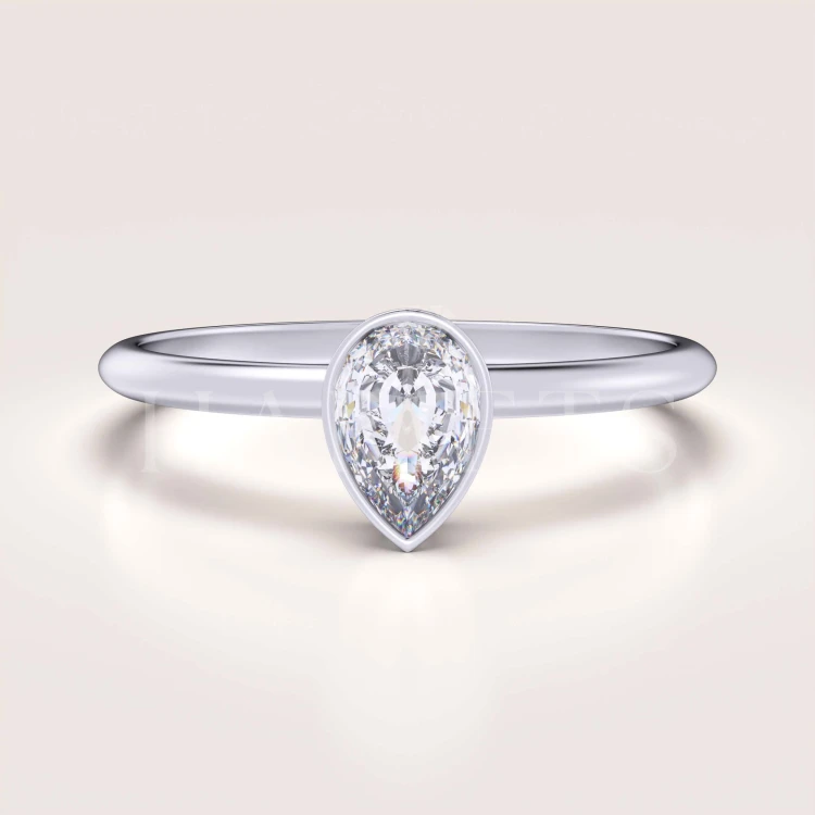 bague-de-fiancailles-bezel-moissanite-0-5ct-taille-poire-or-blanc-drop-hariets.jpg