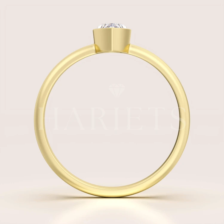 bague-de-fiancailles-bezel-moissanite-0-5ct-taille-poire-face-or-jaune-drop-hariets.jpg