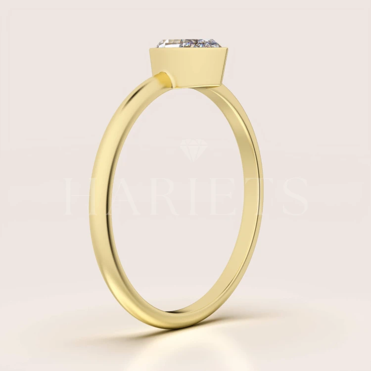 bague-de-fiancailles-bezel-moissanite-0-5ct-taille-poire-profil-or-jaune-drop-hariets.jpg