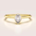 bague-de-fiancailles-bezel-moissanite-0-5ct-taille-poire-or-jaune-drop-hariets.jpg