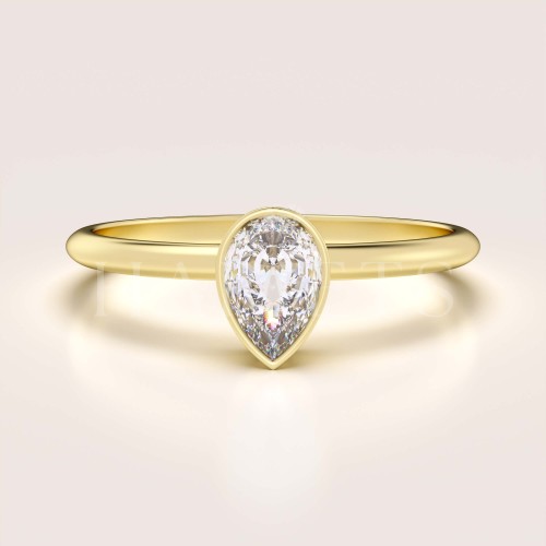 bague-de-fiancailles-bezel-moissanite-0-5ct-taille-poire-or-jaune-drop-hariets.jpg
