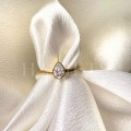bague-de-fiancailles-bezel-moissanite-0-5ct-taille-poire-gros-plan-or-jaune-drop-hariets.jpg