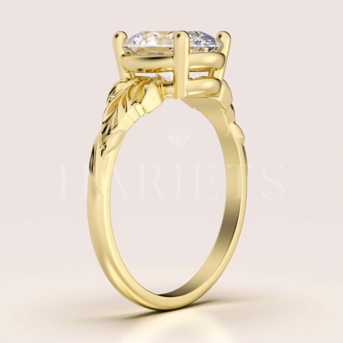 bague-fiancailles-moissanite-2ct-taille-ovale-côté-or-jaune-wings-hariets.jpg