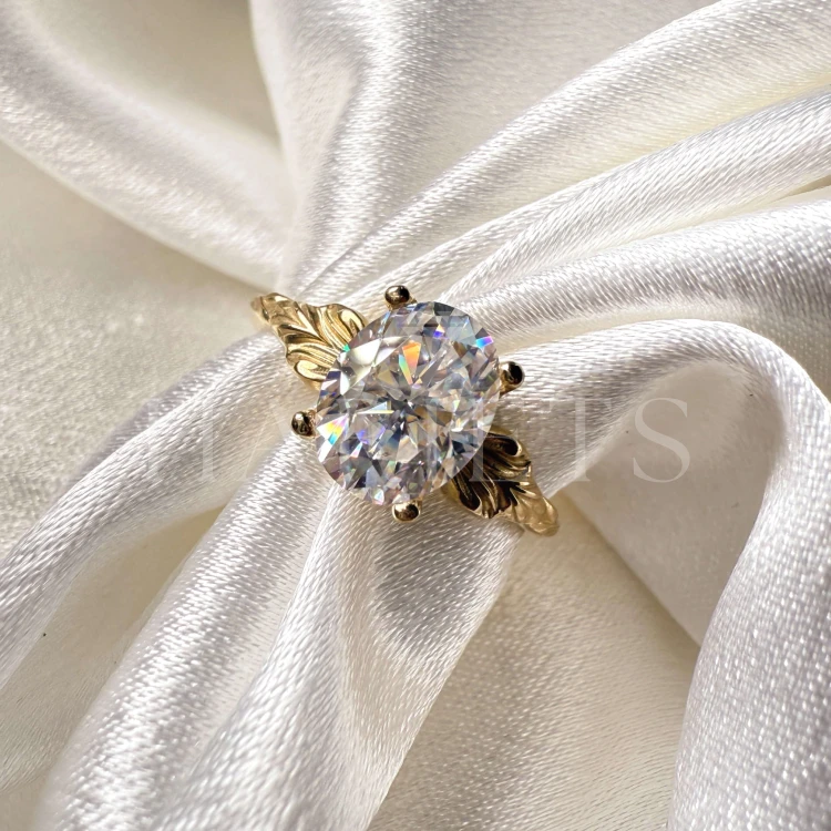 bague-de-fiancailles-moissanite-2ct-taille-ovale-gros-plan-or-jaune-wings-hariets.jpg