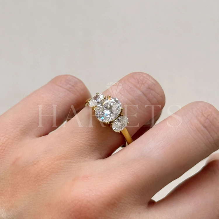 bague-de-fiancailles-trinity-moissanite-3ct-taille-ovale-au-doigt-profil-or-jaune-evoris-hariets.