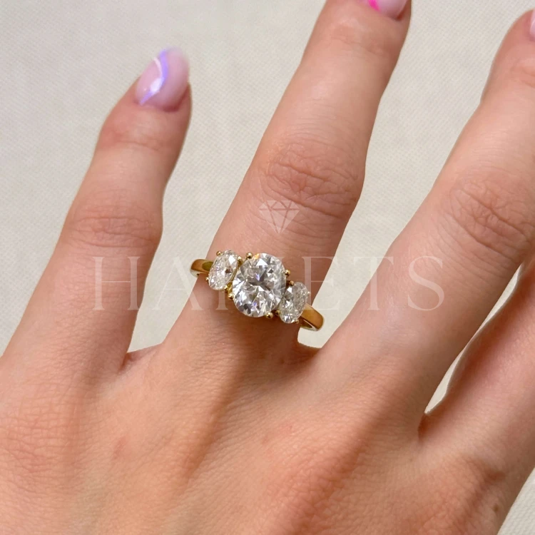 bague-de-fiancailles-trinity-moissanite-3ct-taille-ovale-au-doigt-or-jaune-evoris-hariets.