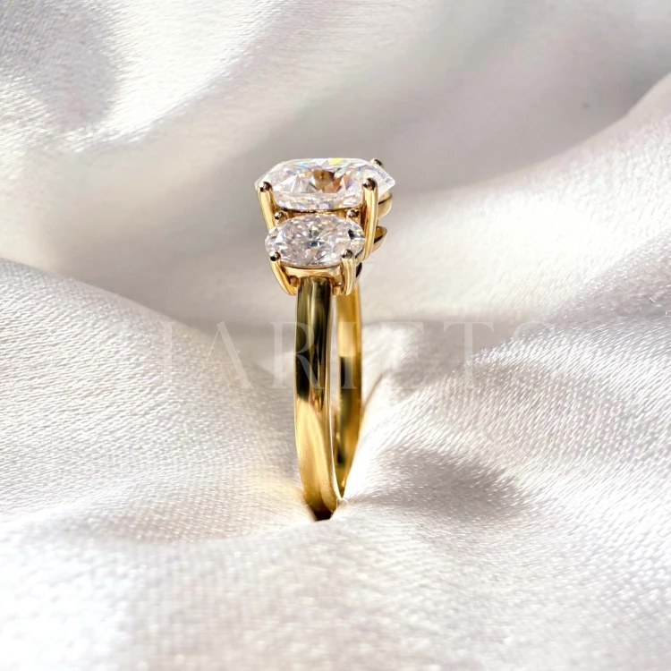 bague-de-fiancailles-trinity-moissanite-3ct-taille-ovale-gros-plan-profil-or-jaune-evoris-hariets.
