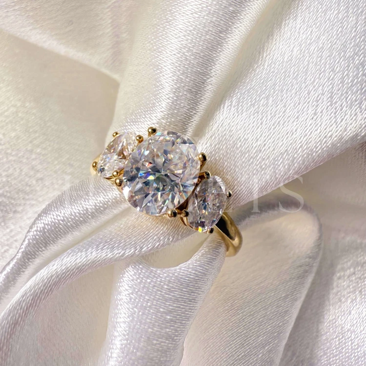 bague-de-fiancailles-trinity-moissanite-3ct-taille-ovale-gros-plan-or-jaune-evoris-hariets.