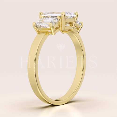 bague-de-fiancailles-trinity-moissanite-3ct-taille-emeraude-profil-or-jaune-envy-hariets.jpg