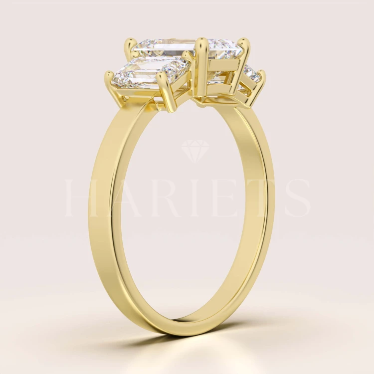 bague-de-fiancailles-trinity-moissanite-3ct-taille-emeraude-profil-or-jaune-envy-hariets.jpg