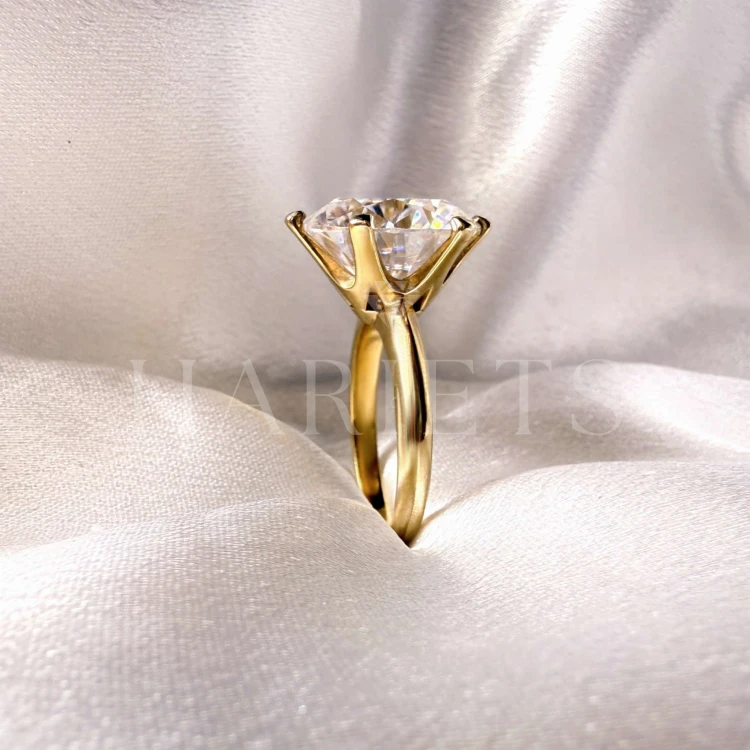 bague-de-fiancailles-royal-stones-moissanite-1-2ct-taille-brillant-gros-plan-profil-or-jaune-queen-hariets.jpg