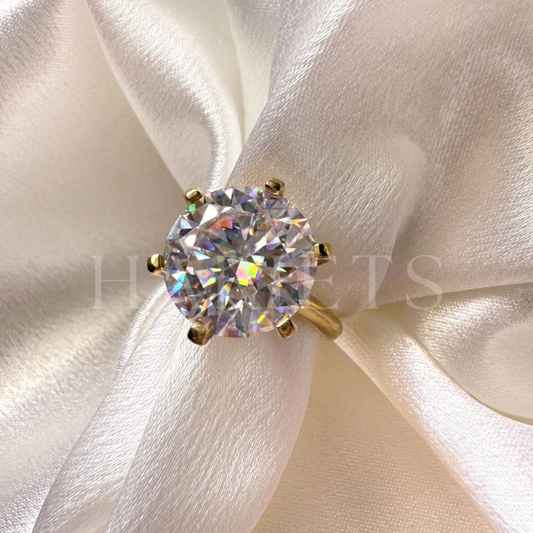 bague-de-fiancailles-royal-stones-moissanite-1-2ct-taille-brillant-gros-plan-or-jaune-queen-hariets.jpg