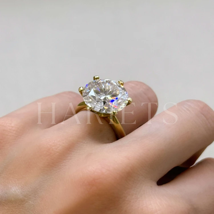 bague-de-fiancailles-royal-stones-moissanite-12ct-taille-brillant-au-doigt-profil-argent-queen-hariets.jpg