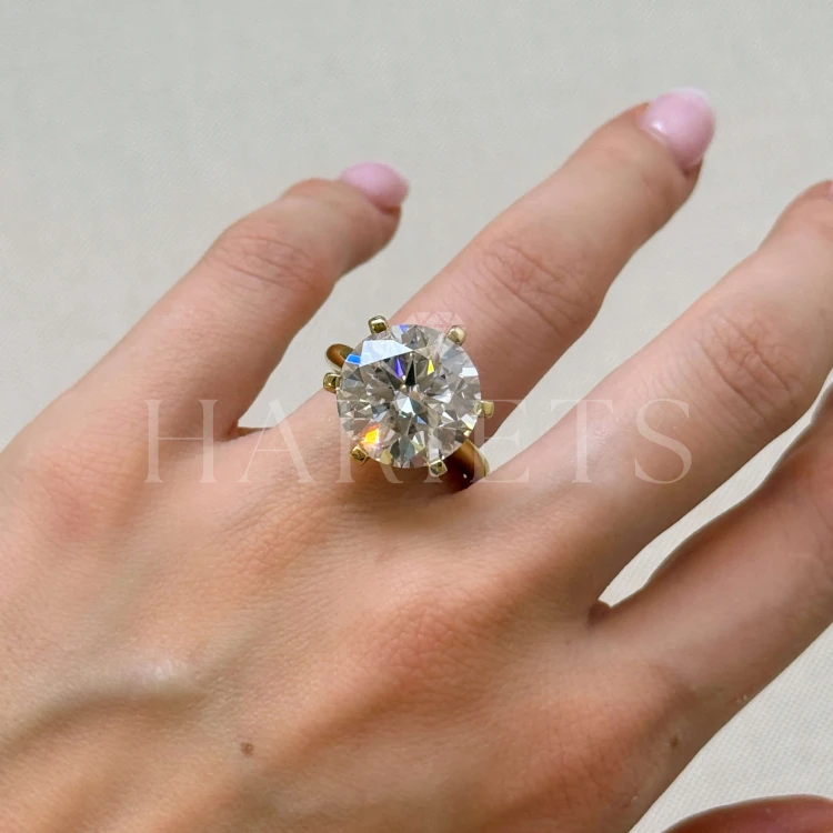 bague-de-fiancailles-royal-stones-moissanite-12ct-taille-brillant-au-doigt-argent-queen-hariets.jpg