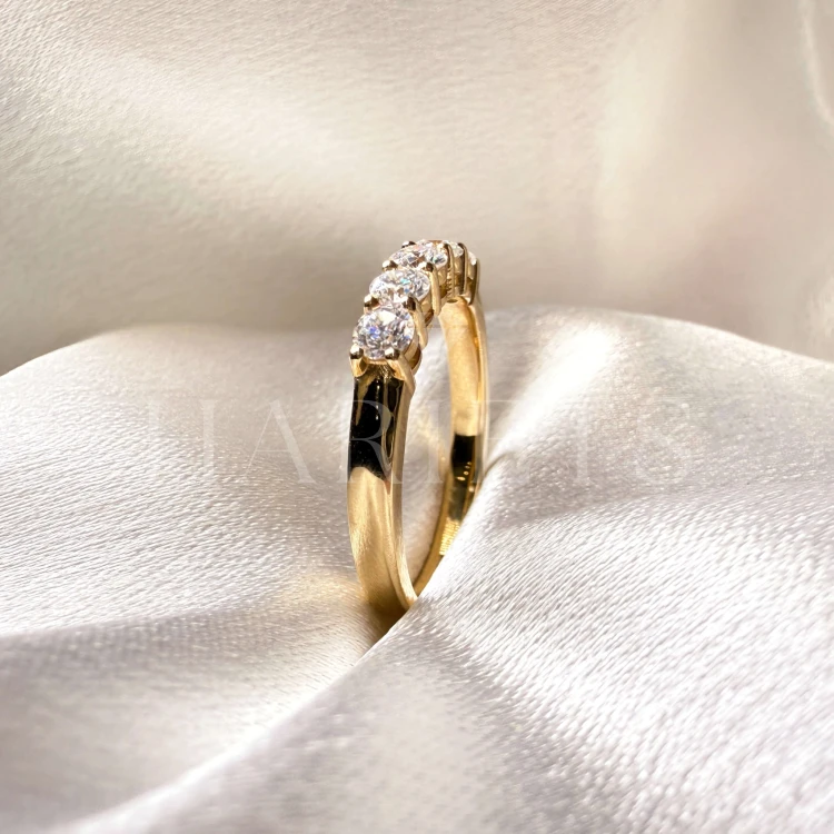 anneau-avec-cinq-moissanites-0-5ct-taille-brillant-gros-plan-profil-or-jaune-bangle-hariets.jpg