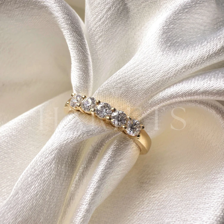 anneau-avec-cinq-moissanites-0-5ct-taille-brillant-gros-plan-face-or-jaune-bangle-hariets.jpg