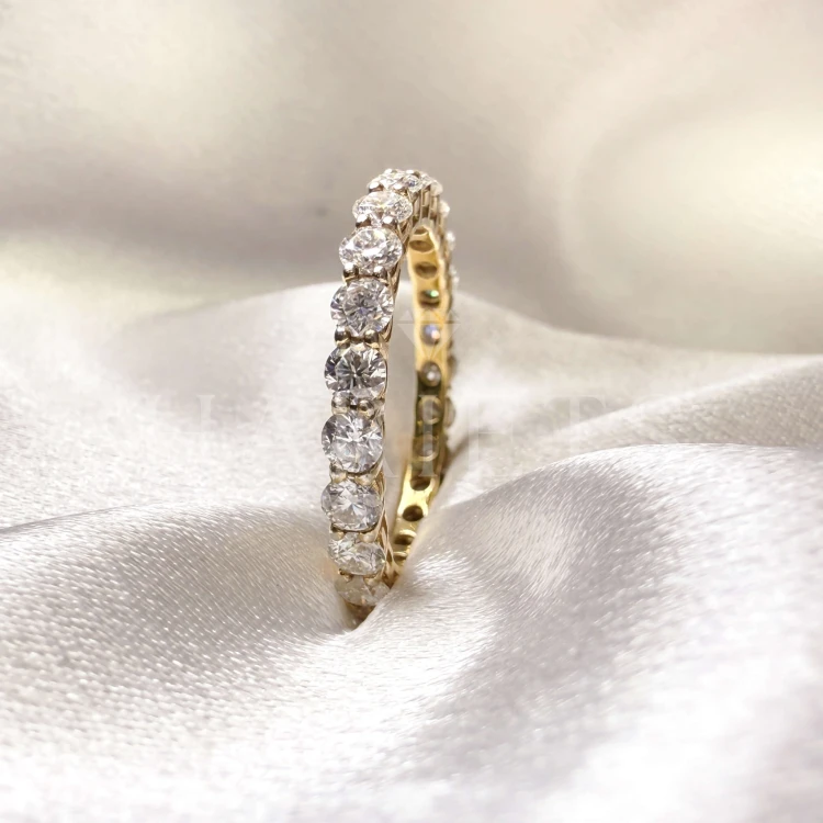 alliance-eternity-moissanites-3mm-taille-brillant-gros-plan-profil-or-jaune-hariets.JPG