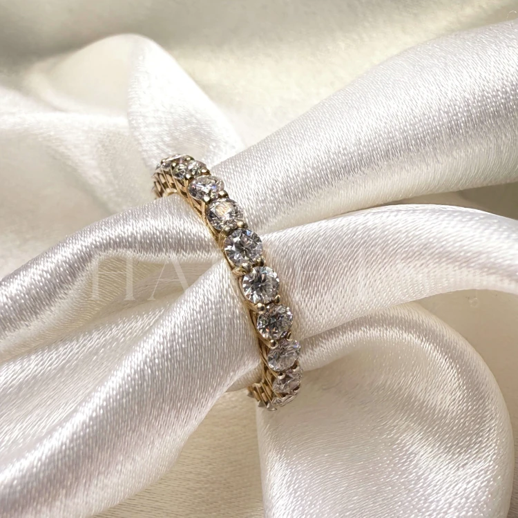 alliance-eternity-moissanites-3mm-taille-brillant-gros-plan-or-jaune-hariets.JPG