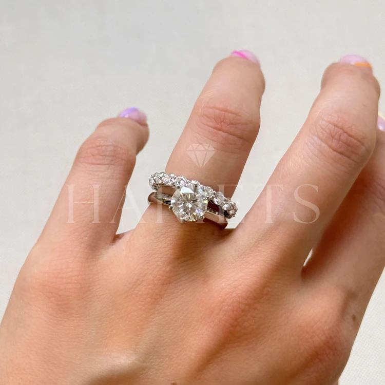 alliance-eternity-moissanites-3mm-taille-brillant-inspiration-ensemble-doigt-or-jaune-hariets.JPG