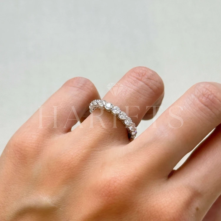 alliance-eternity-moissanites-3mm-taille-brillant-gros-plan-doigt-or-jaune-hariets.JPG