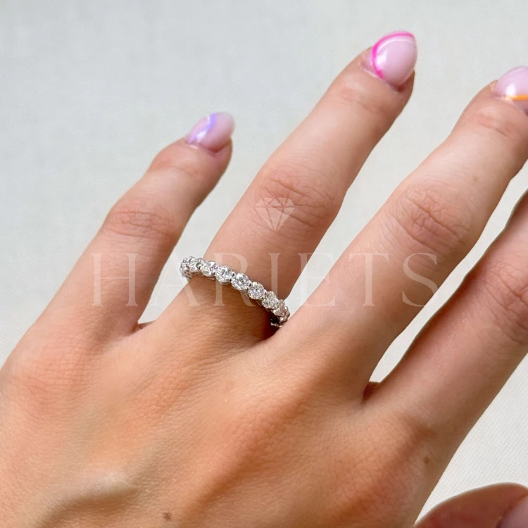 alliance-eternity-moissanites-3mm-taille-brillant-au-doigt-or-jaune-hariets.JPG