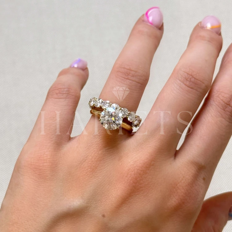 alliance-eternity-moissanites-4mm-taille-brillant-inspiration-doigt-or-jaune-hariets.JPG