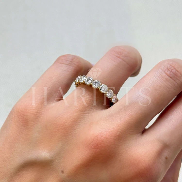alliance-eternity-moissanites-4mm-taille-brillant-gros-plan-doigt-or-jaune-hariets.JPG