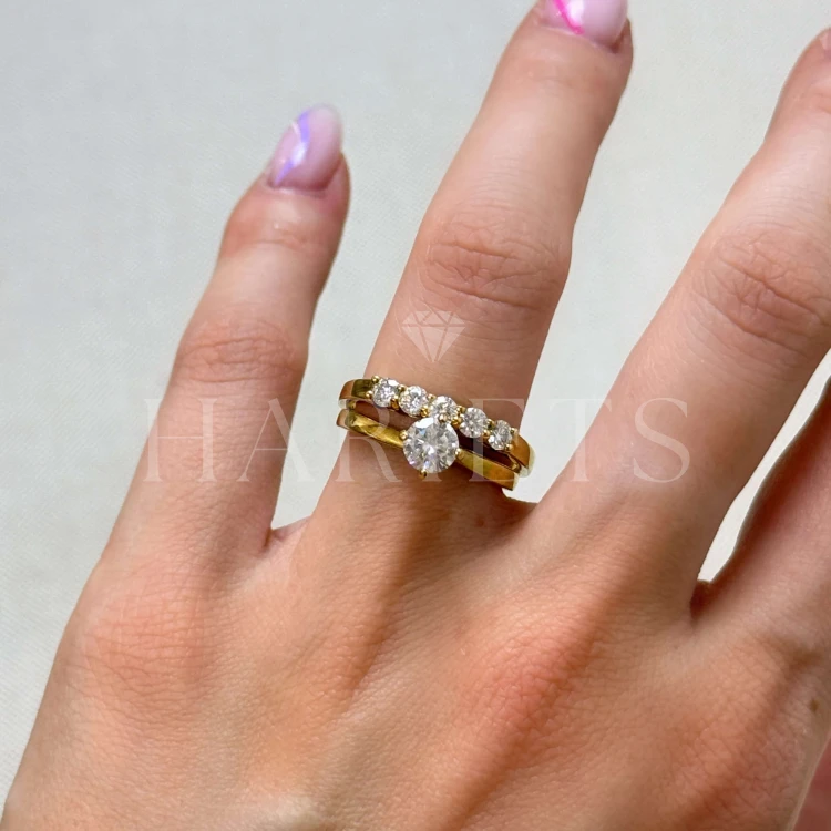 alliance-cinq-moissanites-0-5ct-taille-brillant-inspiration-doigt-or-jaune-bangle-hariets.JPG