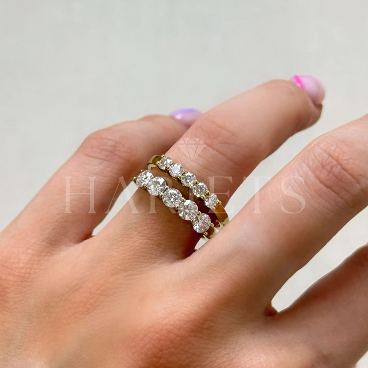 alliance-cinq-moissanites-0-5ct-taille-brillant-comparaison-doigt-or-jaune-bangle-hariets.JPG