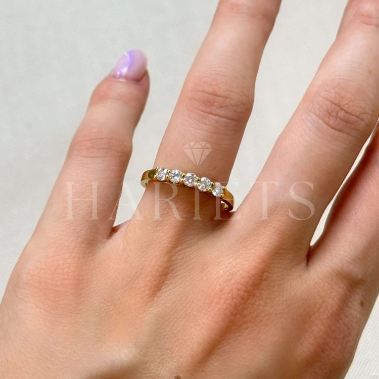 alliance-cinq-moissanites-0-5ct-taille-brillant-au-doigt-or-jaune-bangle-hariets.JPG