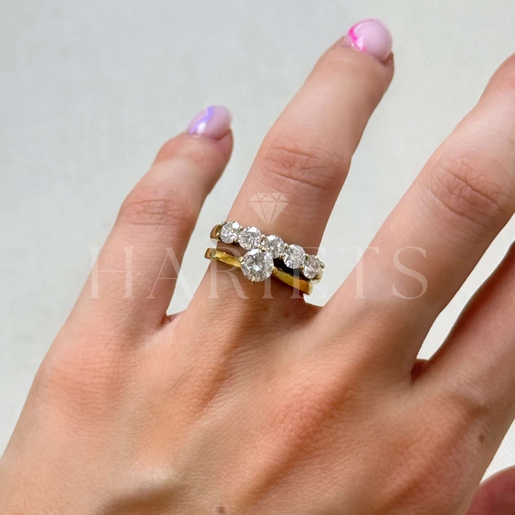 alliance-cinq-moissanites-1-25ct-taille-brillant-inspiration-doigt-or-jaune-bangle-hariets.JPG